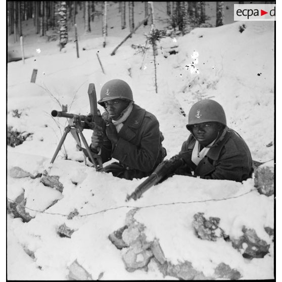 Tirailleurs sénégalais d'une unité de la 9e division d'infanterie coloniale (9e DIC) postés dans la forêt vosgienne au cours d'une patrouille.