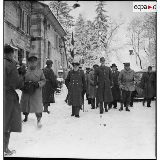 Winston Churchill, premier ministre de Grande-Bretagne, et le général de Gaulle, rendent visite à la 1re armée au poste de commandement de la 9e division d'infanterie coloniale (DIC) installé au château de Montalembert à Maîche (Doubs).