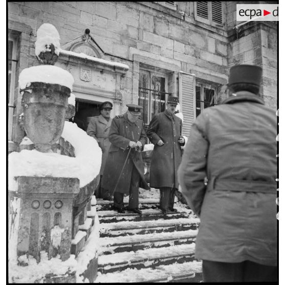 Winston Churchill, premier ministre de Grande-Bretagne, et le général de Gaulle, rendent visite à la 1re armée au PC de la 9e DIC (division d'infanterie coloniale) installé au château de Montalembert à Maîche (Doubs).