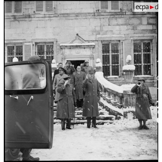 Winston Churchill, premier ministre de Grande-Bretagne, et le général de Gaulle, rendent visite à la 1re armée au PC de la 9e DIC (division d'infanterie coloniale) installé au château de Montalembert à Maîche (Doubs).