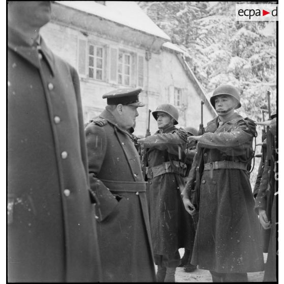 Winston Churchill, premier ministre de Grande-Bretagne, et le général de Gaulle, rendent visite à la 1re armée au PC de la 9e DIC (division d'infanterie coloniale) installé au château de Montalembert à Maîche (Doubs).