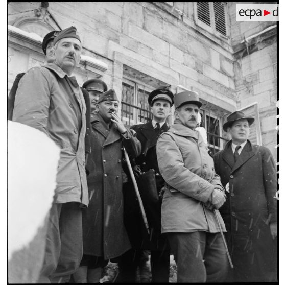 Vue en contre-plongée des quelques-unes des autorités civiles et militaires françaises et britanniques venues rendre visite à la 1re Armée au PC de la 9e DIC (division d'infanterie coloniale) installé au château de Montalembert à Maîche (Doubs).