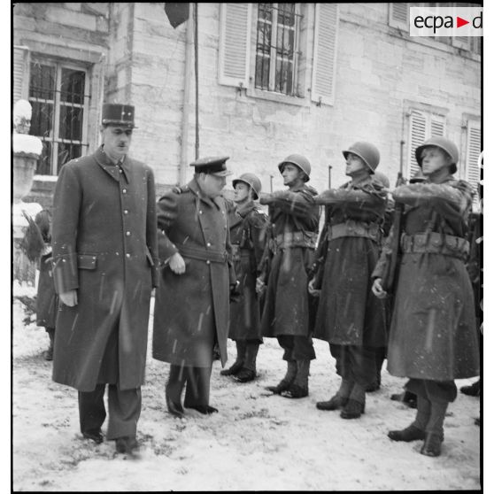 Winston Churchill, premier ministre de Grande-Bretagne, et le général de Gaulle lors de leur visite à la 1re Armée au PC de la 9e DIC (division d'infanterie coloniale) installé au château de Montalembert à Maîche (Doubs).