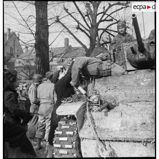 Retrouvailles entre les soldats et leurs familles pendant la campagne de libération de l'Alsace.<br>