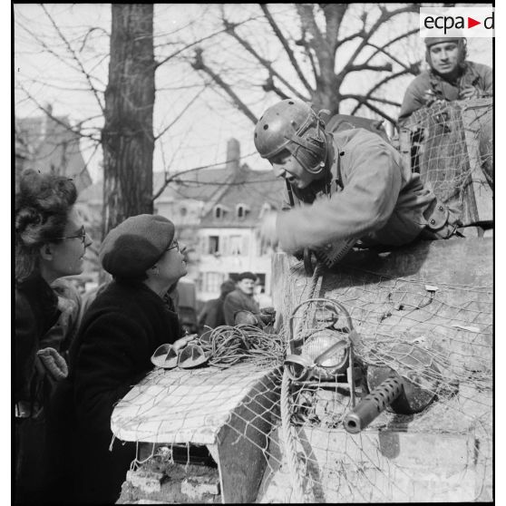 Retrouvailles entre les soldats et leurs familles pendant la campagne de libération de l'Alsace.<br>