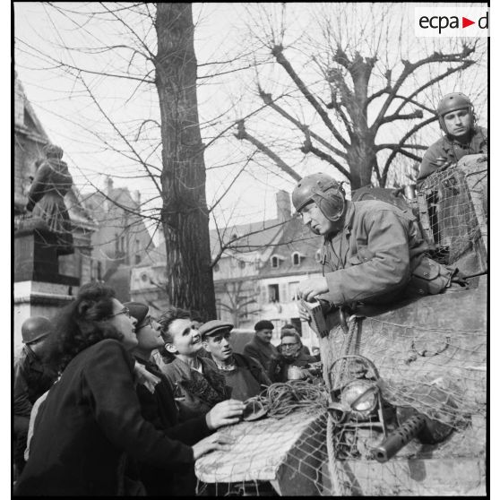 Retrouvailles entre les soldats et leurs familles pendant la campagne de libération de l'Alsace.<br>