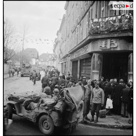 Entrée des troupes libératrices de la 1re Armée française dans une commune de Haute-Saône.