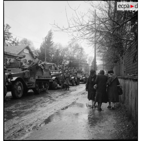 Entrée des troupes libératrices de la 1re Armée française dans une commune de Haute-Saône.