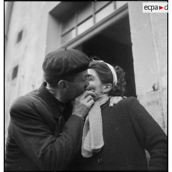 Retrouvailles entre les combattants et leurs familles pendant la campagne de libération de l'Alsace.