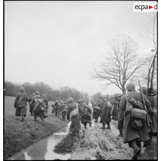 Montée en ligne de tirailleurs du 4e RTM pour la libération de Belfort à Genéchier (hameau de Chagey, sortie du hameau en direction de Châlonvillars).