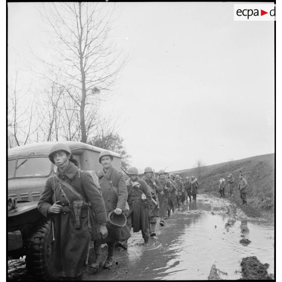 Montée en ligne de tirailleurs du 4e RTM pour la libération de Belfort à Genéchier (hameau de Chagey, sortie du hameau en direction de Châlonvillars).