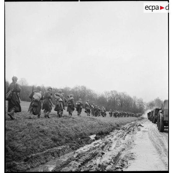 Montée en ligne de tirailleurs du 4e RTM pour la libération de Belfort à Genéchier (hameau de Chagey, sortie du hameau en direction de Châlonvillars).