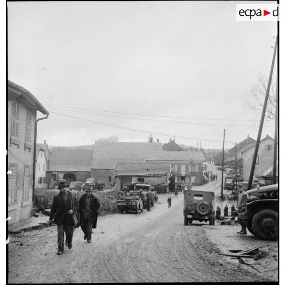 Rue de Châlonvillars-Mandrevillars traversé par le 4e RTM (régiment de tirailleurs marocains).