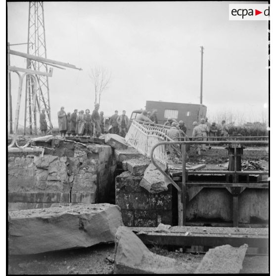 Ecluse sur le canal de Haute-Saône à hauteur de Châlonvillars-Mandrevillars détruite.