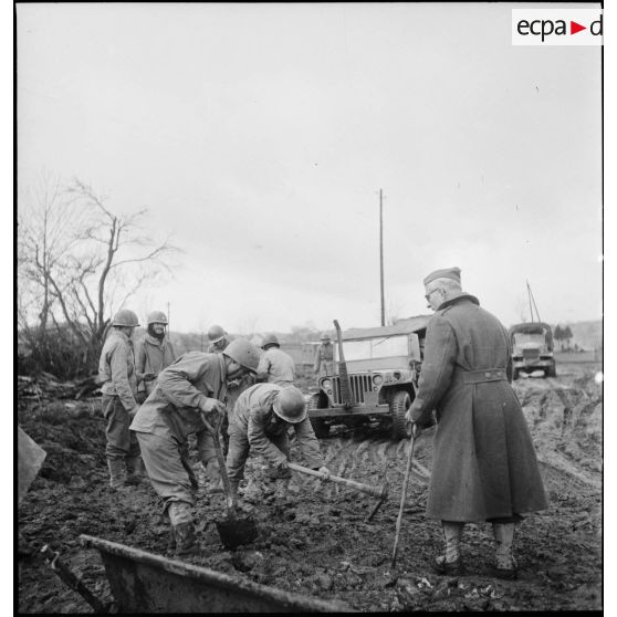 Des hommes du Génie construisent un pont de fortune pour permettre le passage d'une écluse sur le canal de Haute-Saône à hauteur de Châlonvillars-Mandrevillars détruite lors des combats.