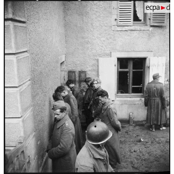 Prisonniers allemands parmi les 50 faits lors de la prise de Châlonvillars-Mandrevillars le 19 novembre 1944.