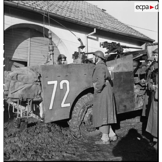 Equipage radio du 3e RSM (régiment de spahis marocains) à bord d'un scout-car M3A1 patrouillant dans le secteur de Villargent.