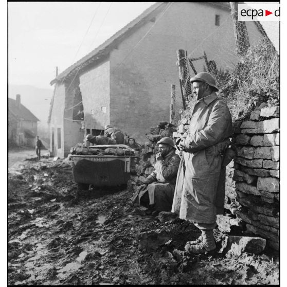 Des tirailleurs marocains font une pause dans le village de Courchaton avant de poursuivre leur progression.