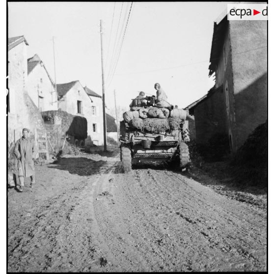 Chars légers faisant partie de la 2e DIM se lancent à l'attaque du village de Courchaton.