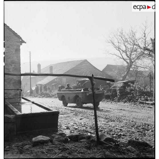 Un véhicule blindé léger faisant partie de la 2e DIM traverse le village de Courchaton.