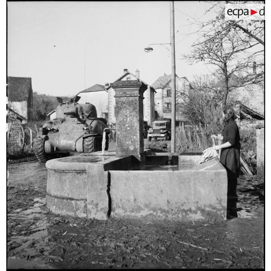 Char Sherman faisant partie de la 2e DIM traversant un village dans les environs de Courchaton.