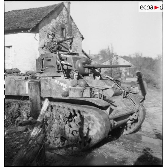 Char léger M3A1 progressant dans les environs de Courchaton.