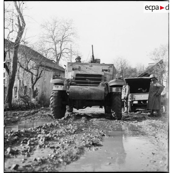 Half-track M2 faisant partie de la 2e DIM progressant dans les environs de Courchaton.