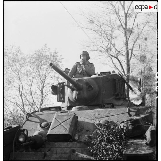 Char léger M3A1 faisant partie de la 2e DIM progressant dans les environs de Courchaton.