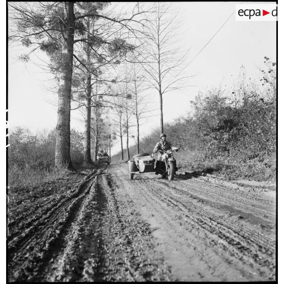 Side-car faisant partie de la 2e DIM progressant dans les environs de Courchaton.