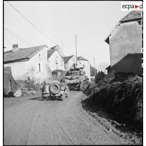 Chars légers faisant partie de la 2e DIM se lancent à l'attaque du village de Courchaton.