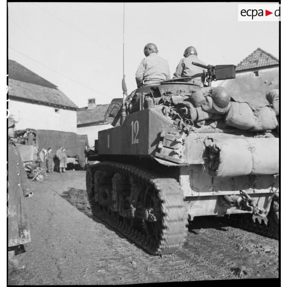 Chars légers faisant partie de la 2e DIM se lancent à l'attaque du village de Courchaton.