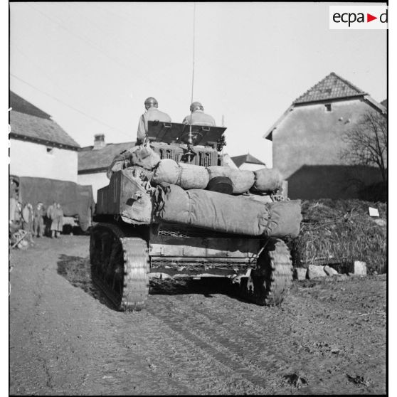 Chars légers faisant partie de la 2e DIM se lancent à l'attaque du village de Courchaton.