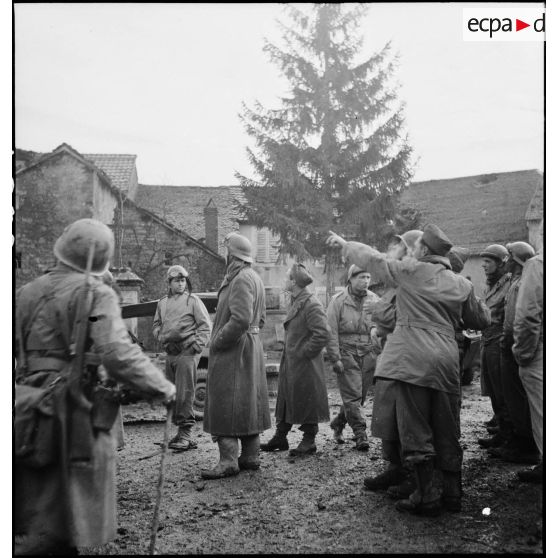 Groupe de soldats de la 2e DIM lors de la progression de l'unité dans les environs de Courchaton.