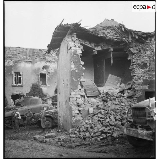 Char Sherman faisant partie de la 2e DIM traversant un village dans les environs de Courchaton.