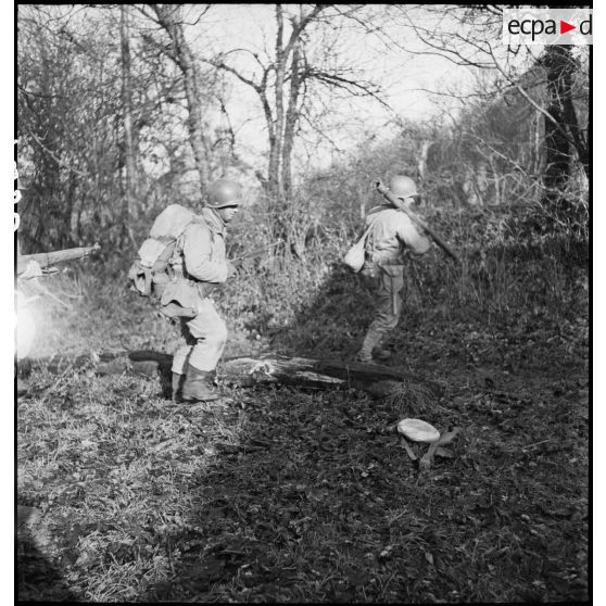 Patrouille de tirailleurs marocains de la 2e DIM en première ligne dans le secteur du bois d'Arcey et d'Héricourt.