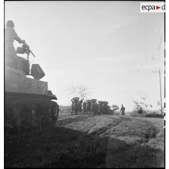 Colonne de prisonniers allemands capturés en grand nombre par des éléments de la 2e DIM dans le secteur d'Héricourt.