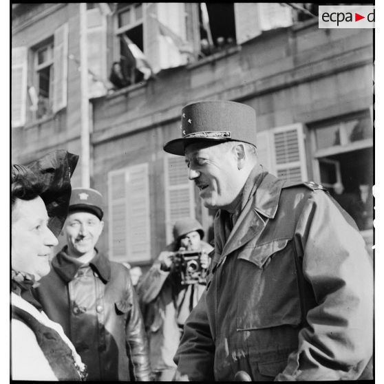 Le général Béthouart lors de la célébration de la libération de Montbéliard le 17 novembre 1944.