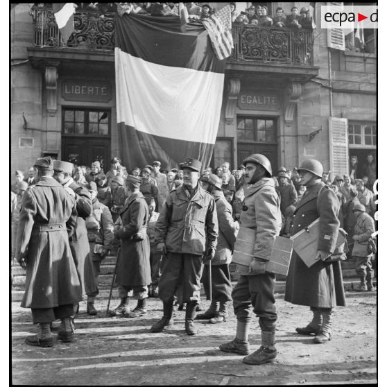 Le général Béthouart lors de la célébration de la libération de Montbéliard le 17 novembre 1944.