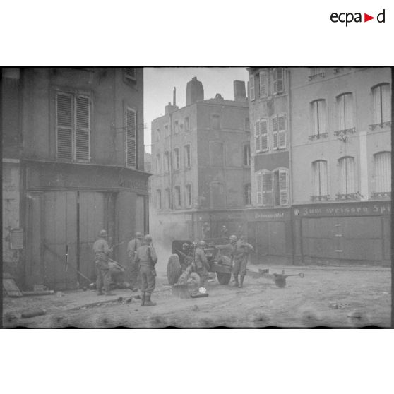 Canon antichar de 87 mm en batterie dans le quartier Saint-Vincent à Metz le 22 novembre 1944 lors des combats de libération de la ville.