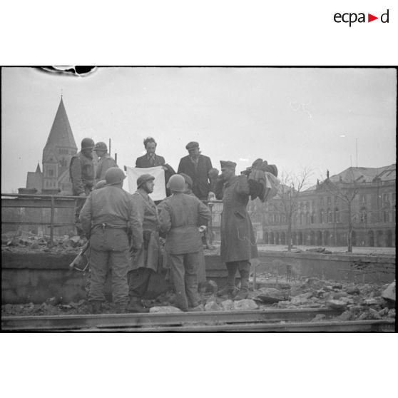 Reddition des troupes allemandes dans Metz reconquise par le 20e corps d'armée américain.