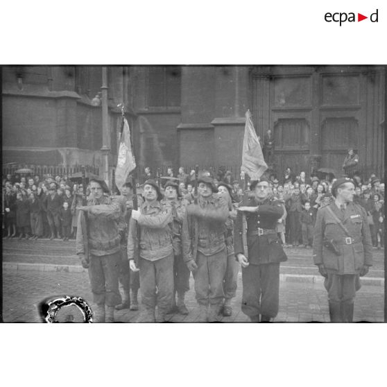 Bataillons de la demi-brigade de chasseurs à pied rendant les honneurs lors de la cérémonie célébrant la libération de Metz le 22 novembre 1944.