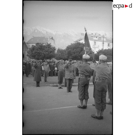 Lors de la venue du général de Gaulle à Albertville, le général de lattre de Tassigny salue le drapeau du 10e RTM.