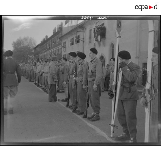 Passage en revue des troupes par le général de lattre de Tassigny lors de la venue du général de Gaulle à Albertville.