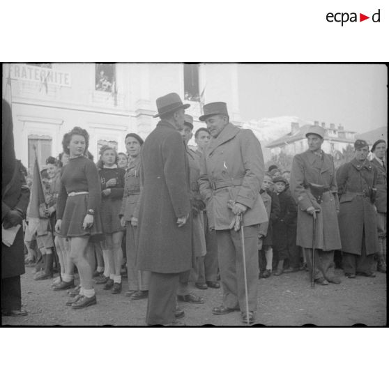 Lors de la venue du général de Gaulle à Albertville, le général de Lattre de Tassigny s'entretient avec une autorité de la ville.