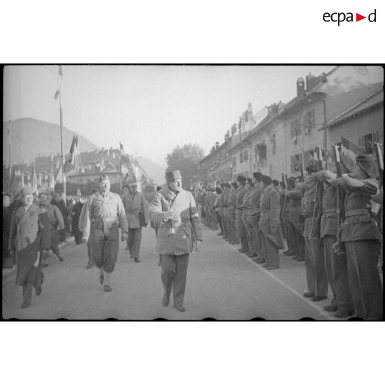 A son arrivée à Albertville, à l'occasion de la visite du général de Gaulle, le général de Lattre de Tassigny passe en revue les troupes.