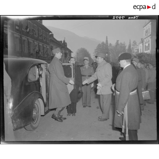 Le général de Lattre de Tassigny accueille le général de Gaulle à son arrivée à Albertville.