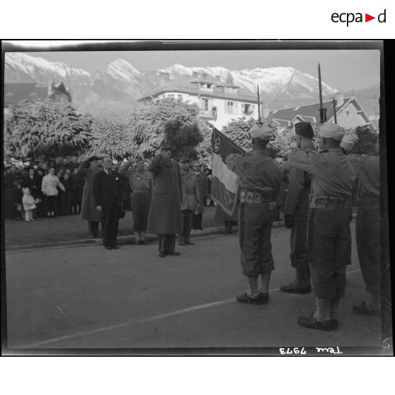 Le général de Gaulle salue le drapeau du 10e RTM.