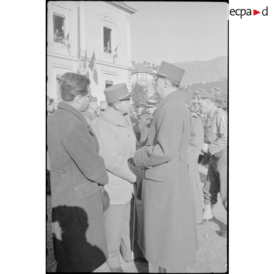 Les généraux de Lattre de Tassigny et de Gaulle à Albertville.