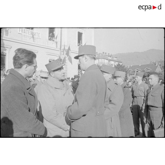 Les généraux de Lattre de Tassigny et de Gaulle à Albertville.