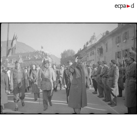 A l'occasion de sa venue à Albertville, le général de Gaulle passe devant les troupes qui lui rendent les honneurs.